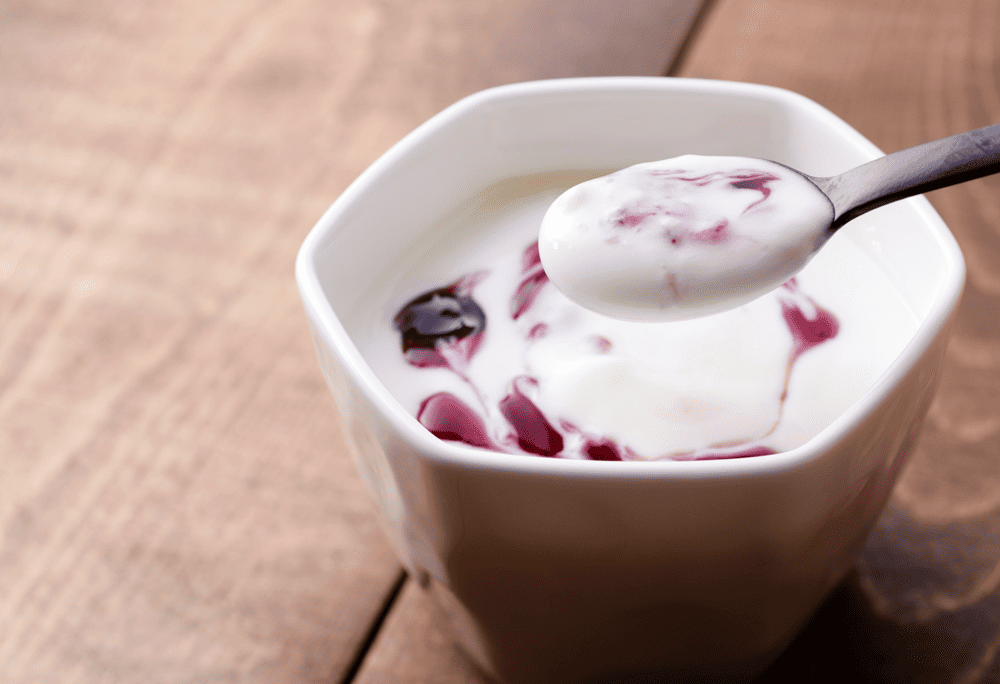 Purple sticky rice at the bottom topped with pristine white yogurt, creating a striking color contrast (Source: Canva)
